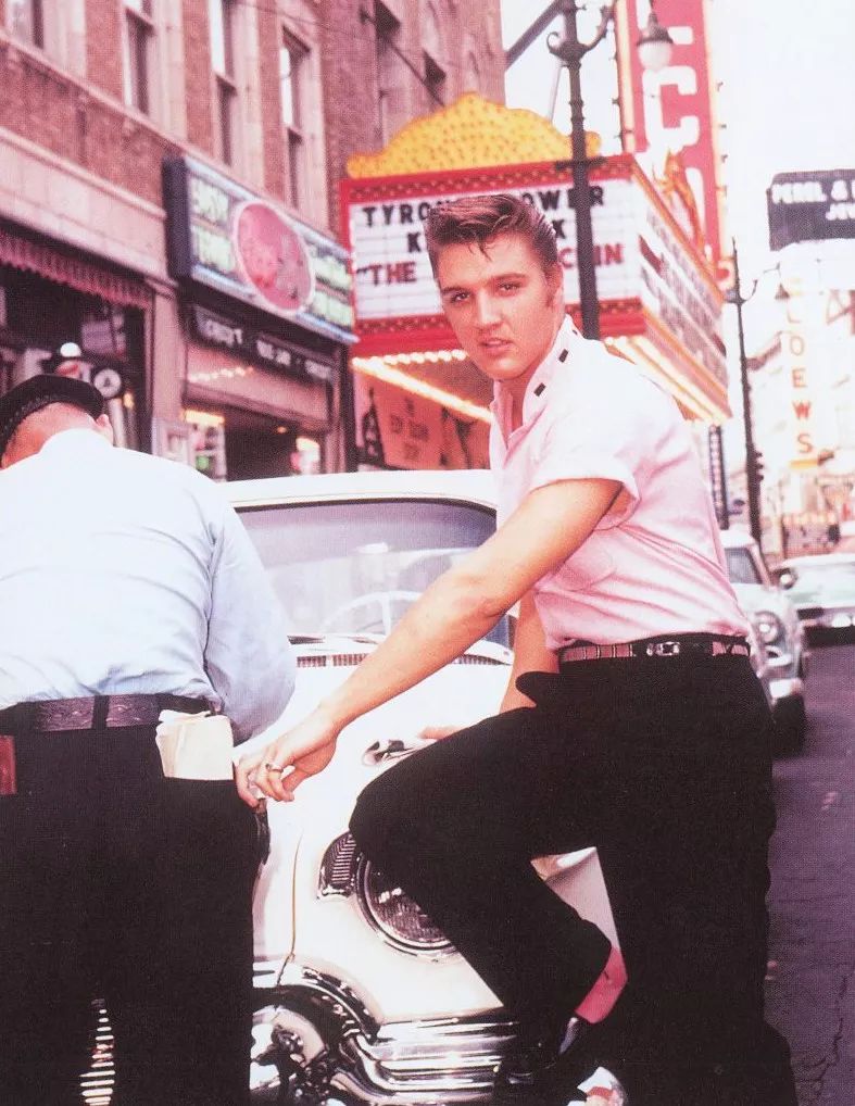 穿粉色就是娘娘腔？让小李子和猫王告诉你什么叫“油而不腻”