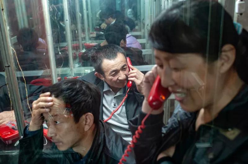 他用20年,拍下了流水线上的一代“打工人”