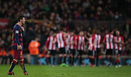 巴萨被倒钩绝杀,老将倒钩绝杀巴萨