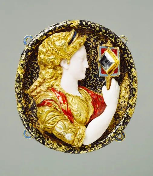 珍珠当牙签，红宝石镶圣经，还是Gucci和香奈儿的灵感缪斯