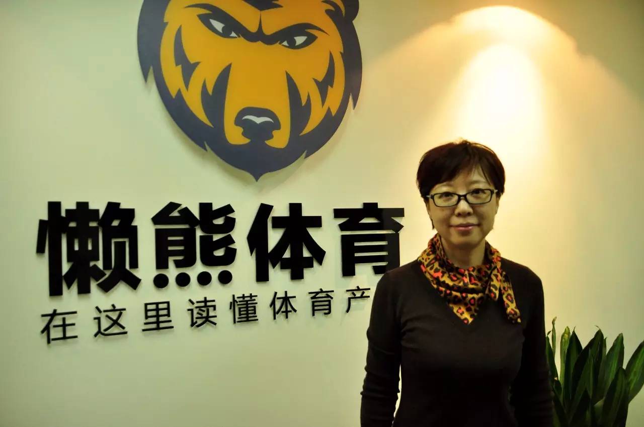 她曾是洋教练米卢最信任女记者，跳槽薪酬300万，如今年近五十岁