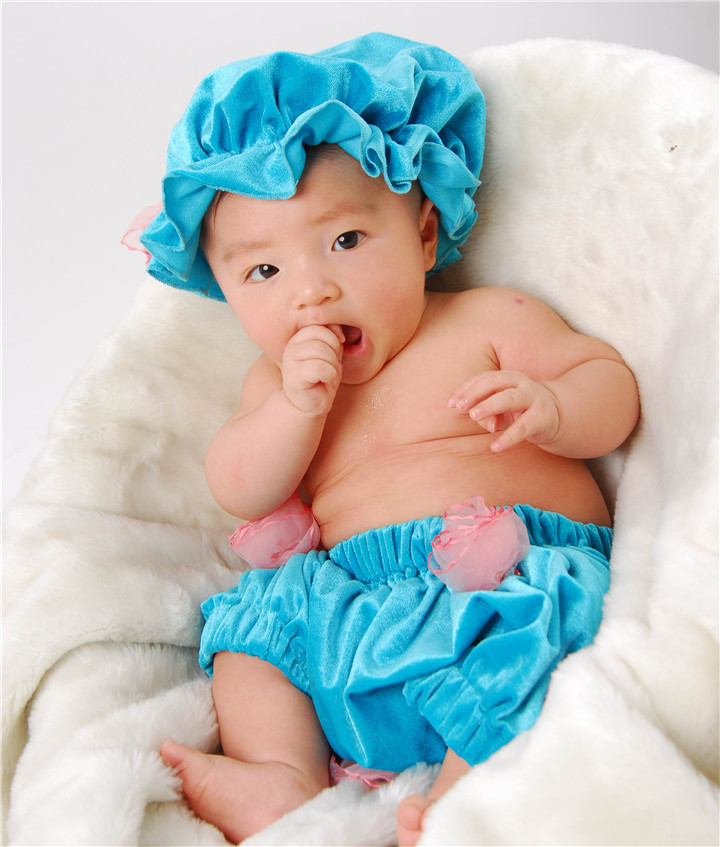 宝宝总是吮吸手指怎么办？别太担心，家长做好引导最重要