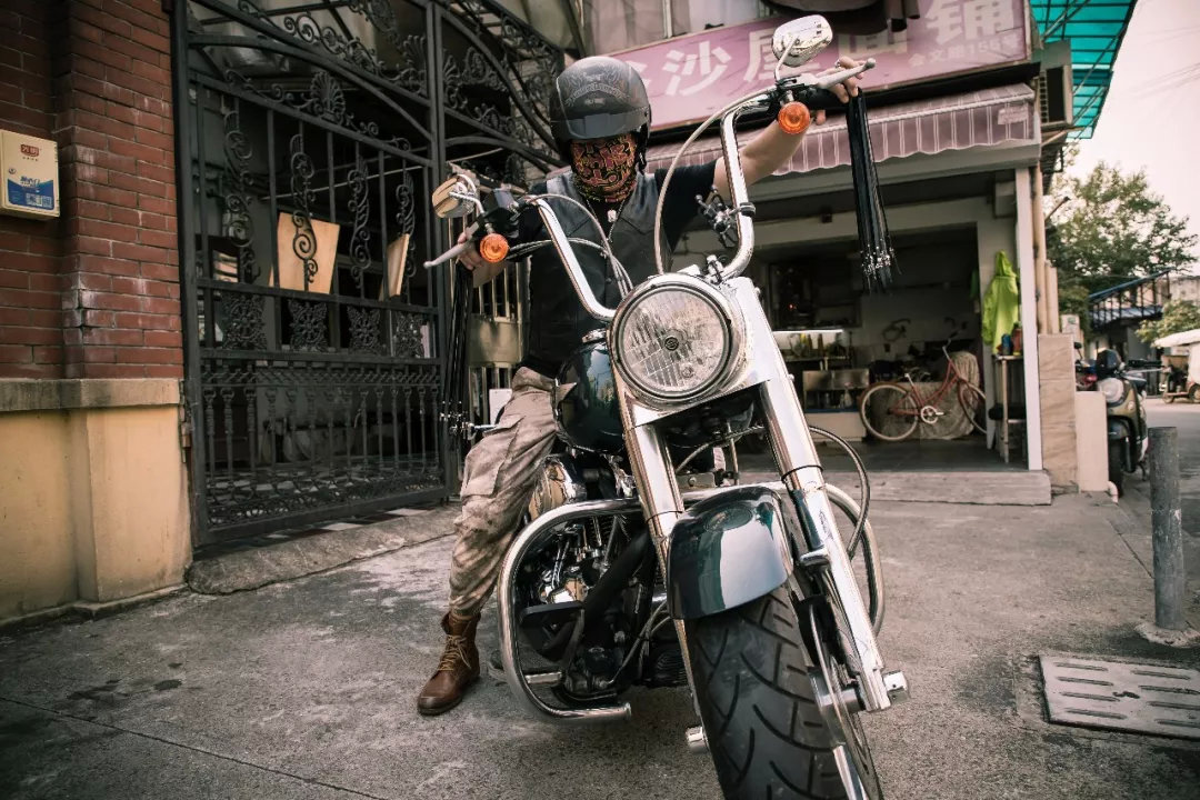 骑哈雷的爷叔,骑哈雷的爷爷还是爷叔