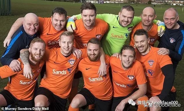 失去孩子，这11个男人组成了一支足球队，相互取暖