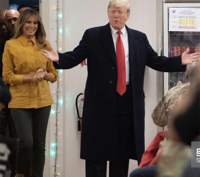 梅拉尼娅终于不穿靴子瘦裤！运动裤帆布鞋更减龄，搭飞行服潮翻了