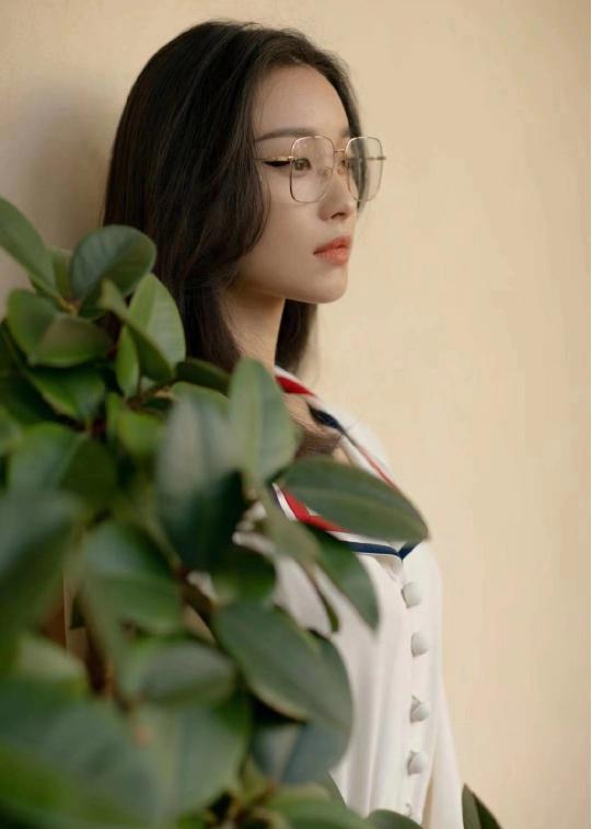 倪妮又有“小心思”?一身白裙简约复古,气质拿捏得足足的