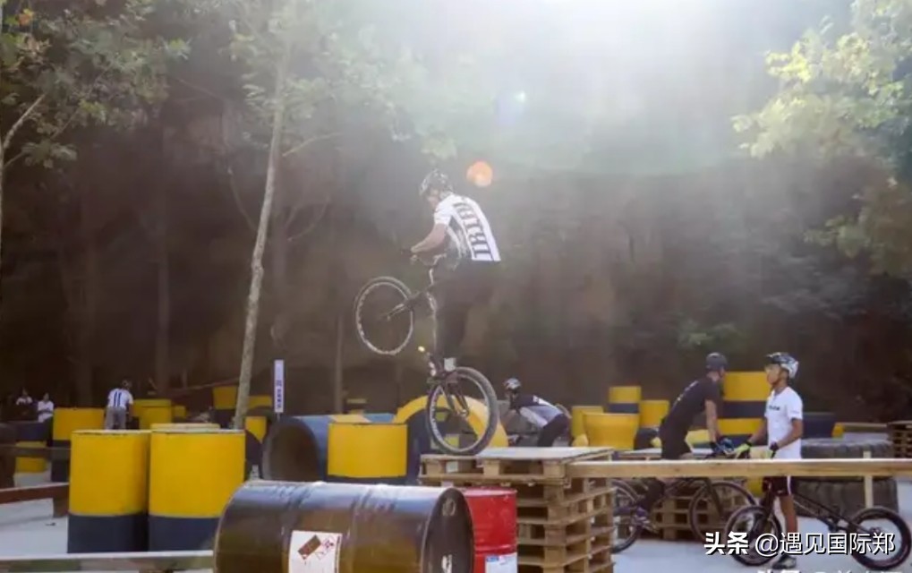 建业樱桃沟足球小镇,郑州樱桃沟建业足球小镇要门票吗