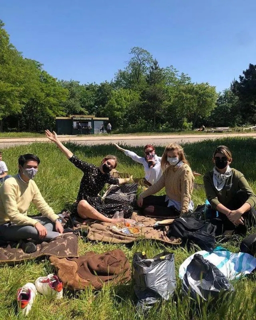 LV太子妃野外聚餐，遍地LV围巾当餐布用，满是金钱的味道看着心疼