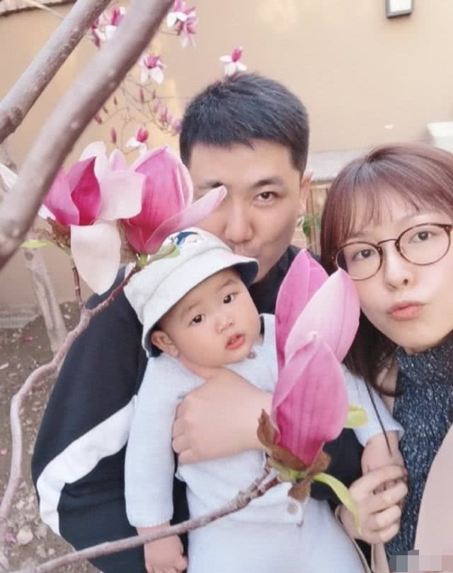 李艾的儿子小灯泡,李艾老公晒娃父子同框儿子超可爱