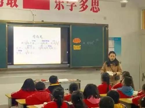 为什么老师是让人尊敬的职业,老师是一个很值得尊敬的一个职业