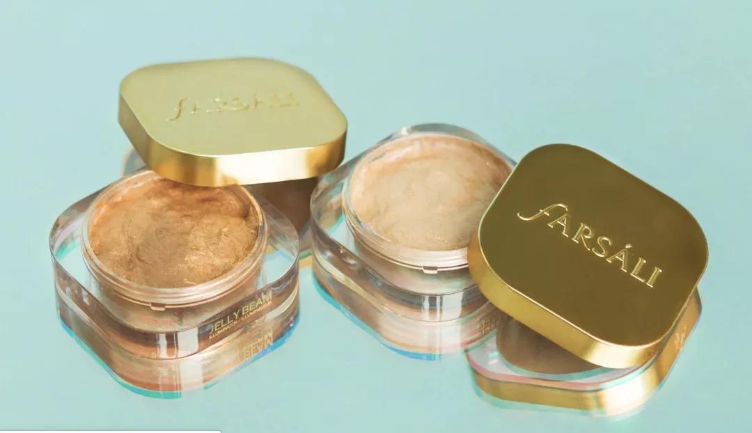 佟丽娅将任春晚主持，却被质疑稳输董卿？但在妆容上她确实赢了..