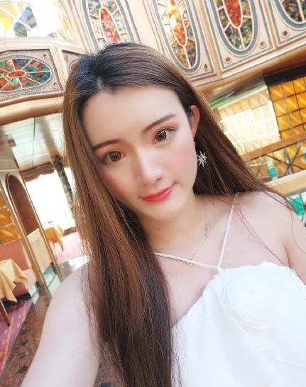 演员邢昭林搂抱女大学生被拍，女方提前开好房，穿着浴袍出来迎接