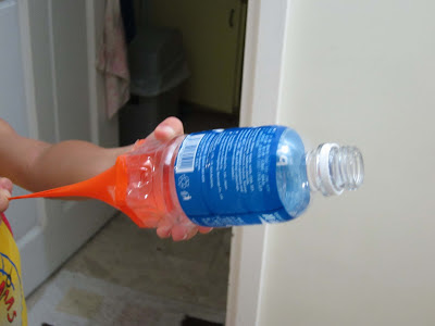 气球和塑料瓶变废为宝！7款科学小实验，在家轻松培养孩子创造力