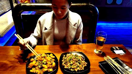 撸着串听着歌,这家火爆曲靖的BBQ才是你啤酒、烧烤的圣地!