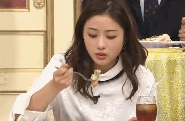 生吞活章鱼是一口一个的,日本生吃章鱼处理过程