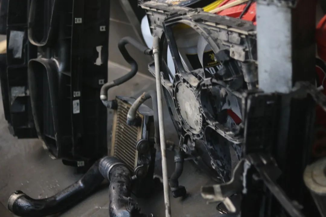 怪兽修车：翻新一辆11年破烂不堪的宝马GT，车况不忍直视