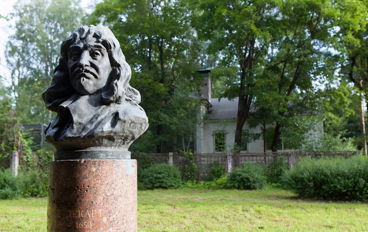 牛顿是如何得出引力定律的,牛顿用怎样的方式才发现引力定律