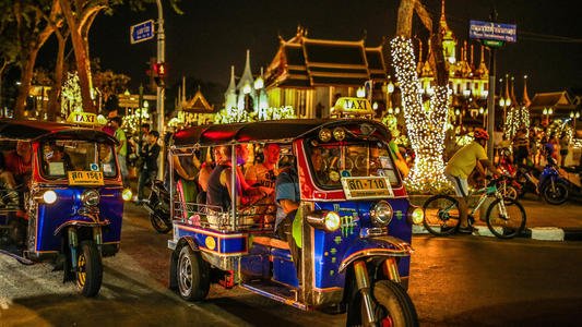 泰国泼水节搞笑事件,泰国泼水节最尴尬的场面