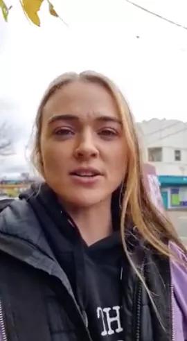 外国妹子冲进肯德基泼血怒吼：吃肉是大*杀屠**！网友们：有病？