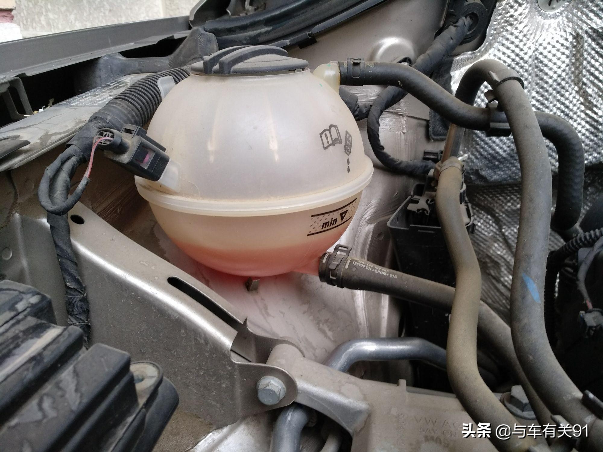 车辆刚打着水温灯就亮什么意思,行驶中水温灯亮了又灭了没事吧