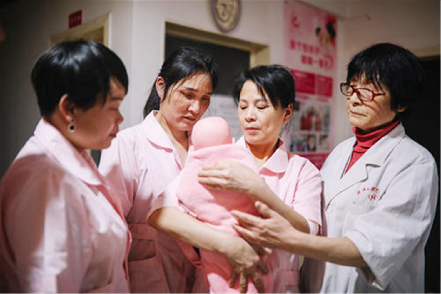 宝宝溢奶吐奶期一般是多久,宝宝溢奶吐奶怎么办多注意姿势