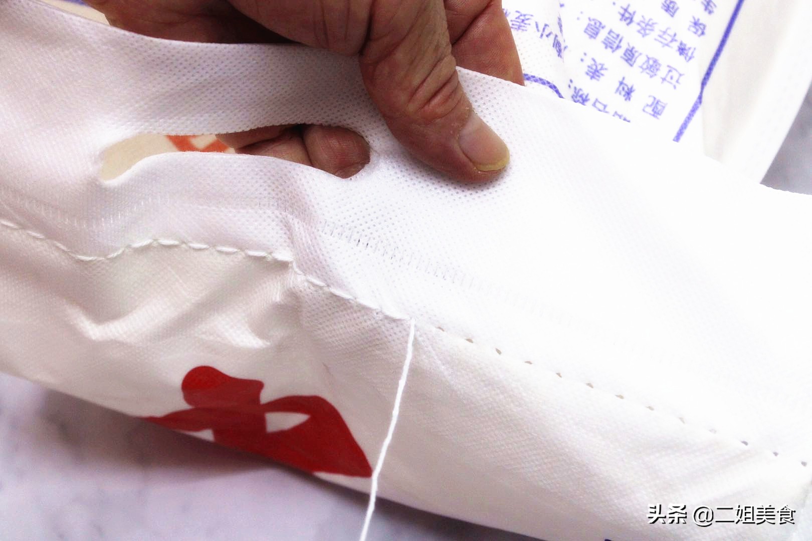 原来大米袋上还藏了这个小机关,原来胶带上有个机关