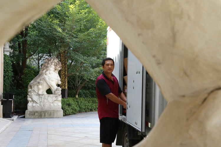 快递小哥送50个包裹,快递小哥送10000个快递