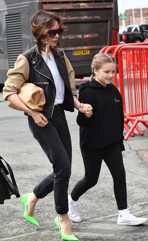 贝嫂带小七去看足球赛,贝嫂带娃看小贝比赛