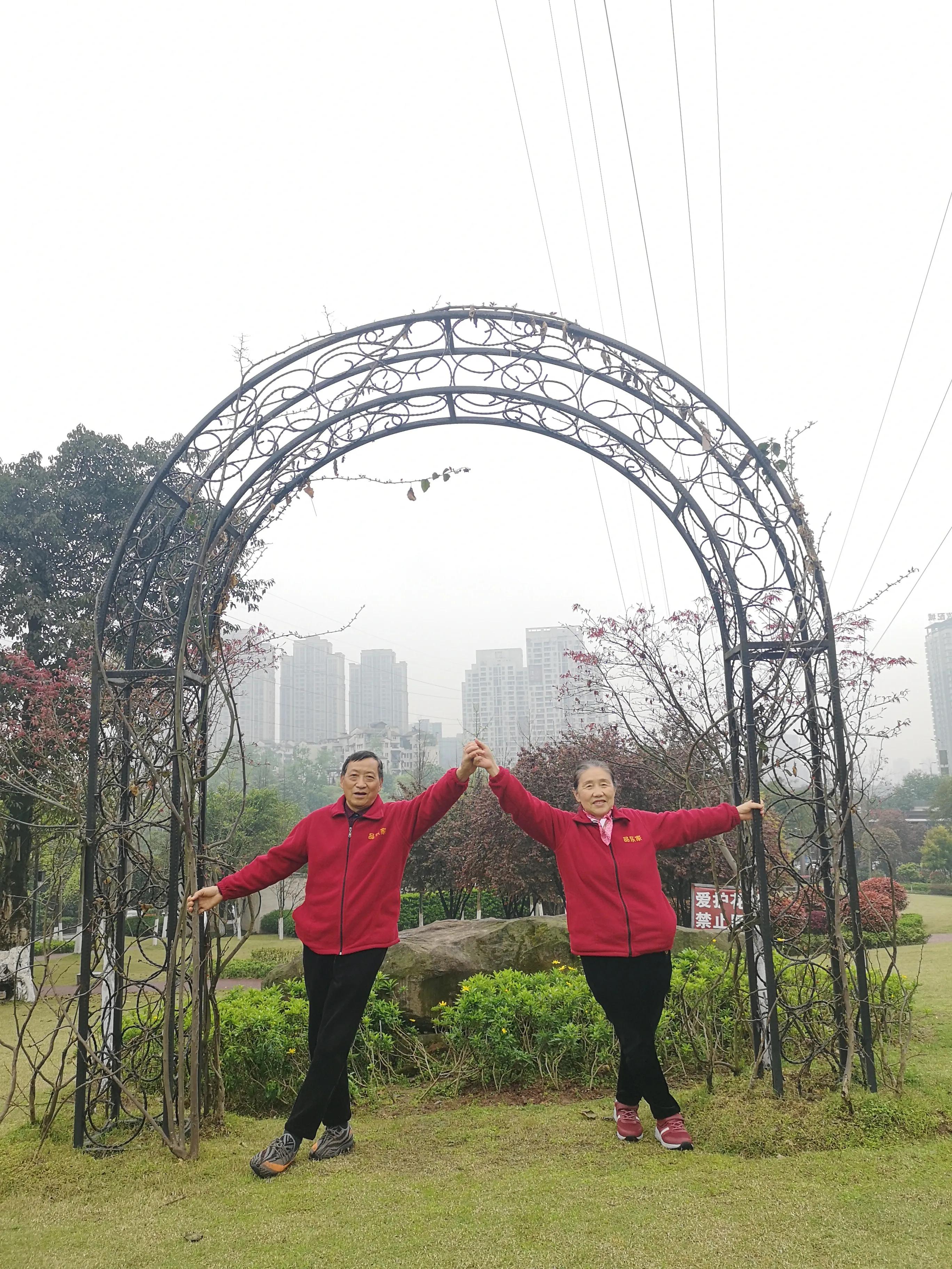 春游和姐妹踏青,春游踏青姐妹拍照