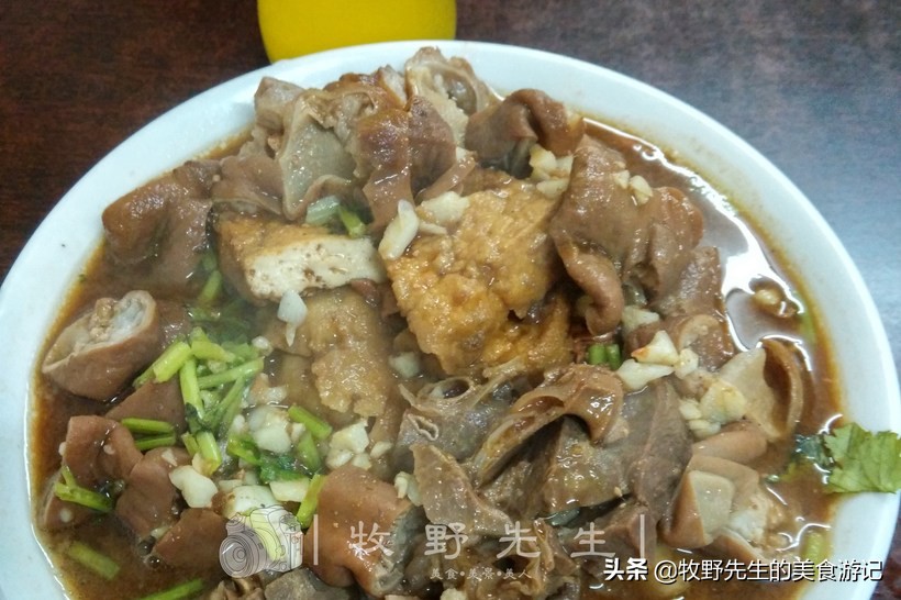 卤煮火烧地道的北京风味小吃,北京卤煮火烧里的菜碟