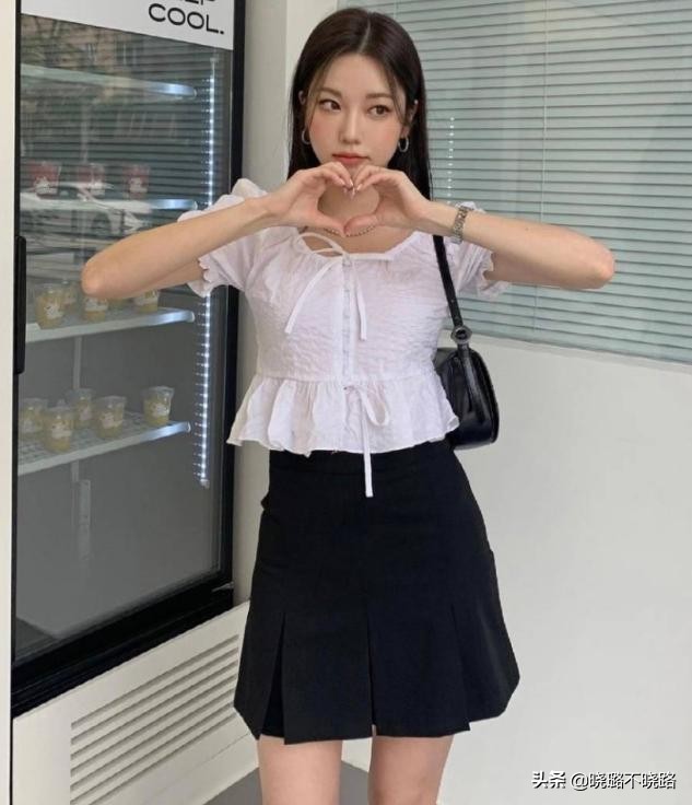 今年流行的t恤裤子搭配2021夏天,今年流行的宽松t恤搭配女