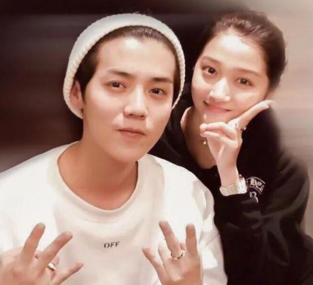 关晓彤黑色长裙造型鹿晗,关晓彤晒写真