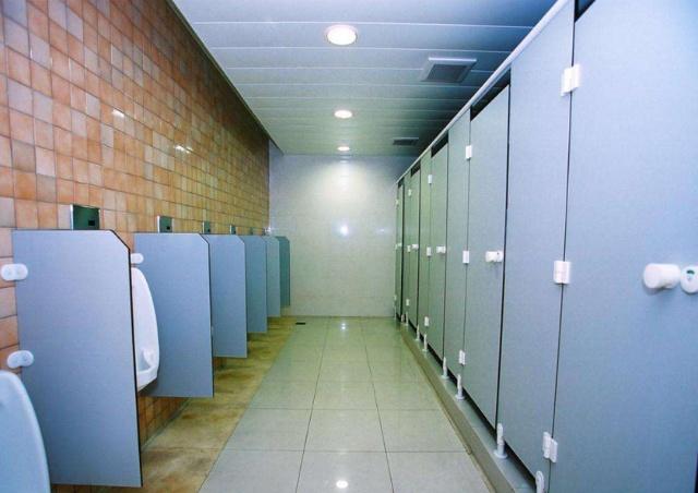 高速路上堵车了想小便怎么办,堵车怎样解决小便