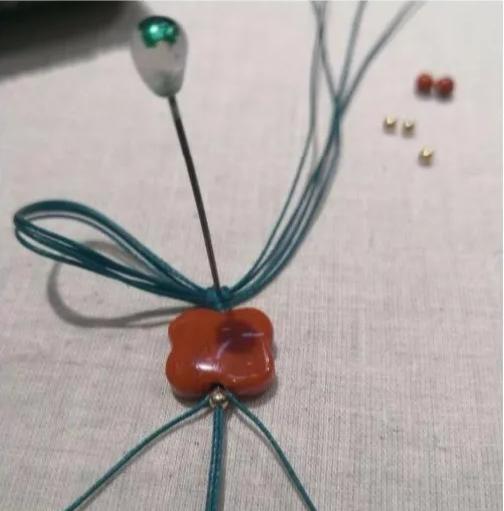 小孔转运珠编绳手链教程,2个珠子的小挂坠