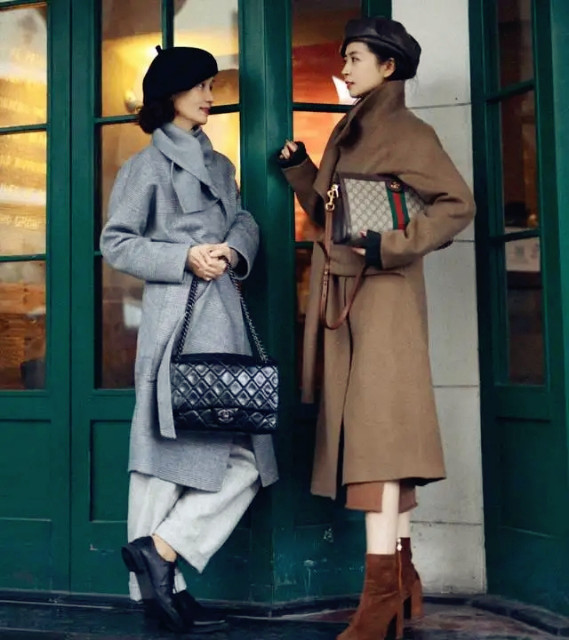 三木妈妈最新穿搭黑大衣,三木藏青色最新冬款大衣