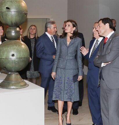 西班牙王后粉色西装,西班牙王后穿衬衫的图片