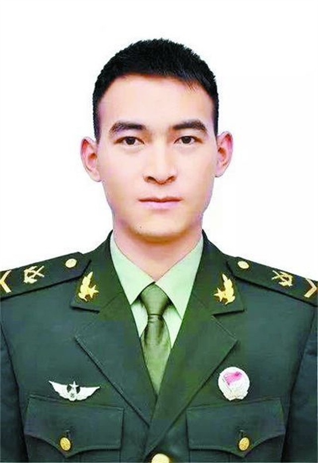 排雷英雄杜富国事迹图片,排雷英雄杜富国授勋荣誉称号仪式