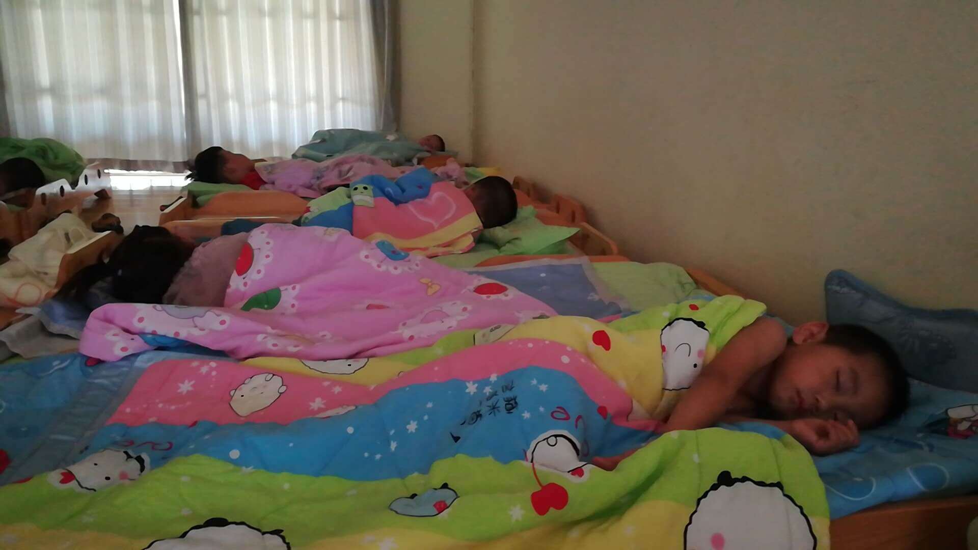 四岁孩子明明午睡了却说没有午睡,女儿没睡午觉