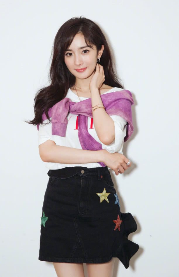 最近网上火了一种卫衣穿法:内衬衣袖比外衫长1/4,超级时髦!