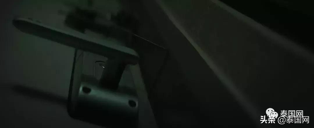 变态男*光脱**衣服藏在床底！泰国女子回家竟遭遇真人版《门锁》！