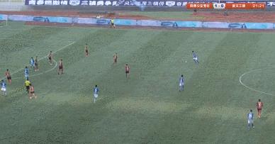 神了！中甲精彩一球：超远世界波，过了中圈就射，门将成为背景板