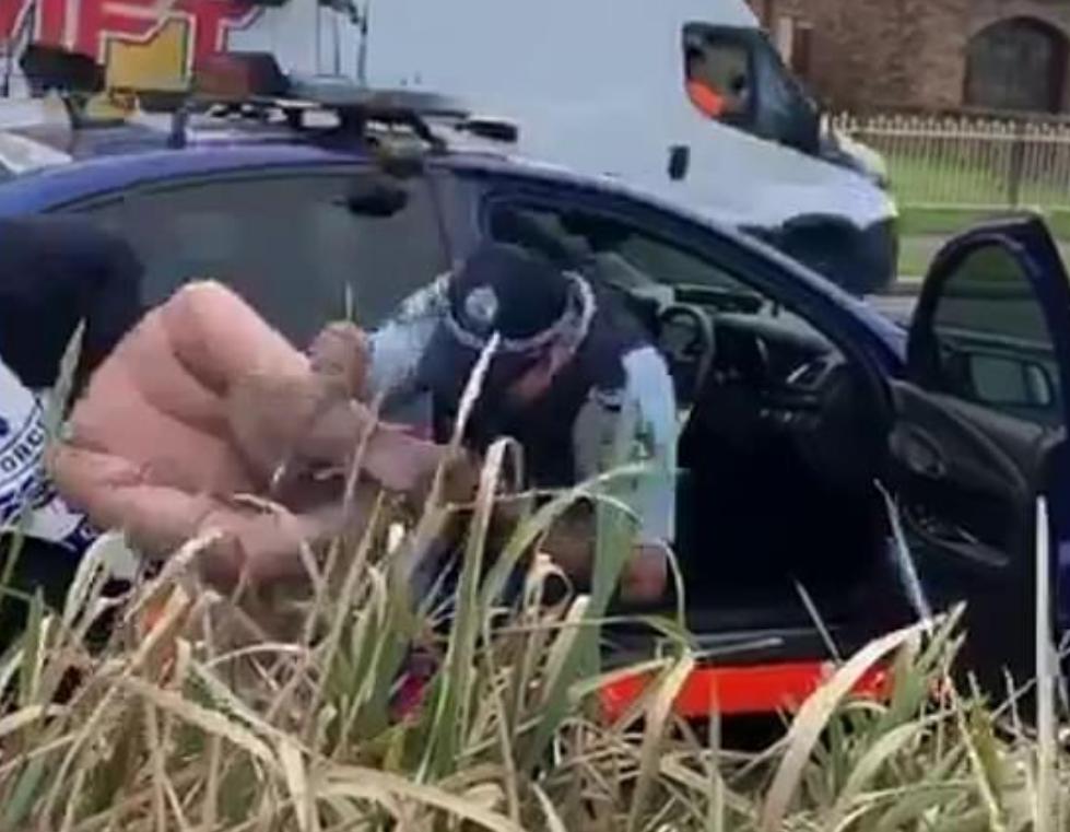 澳洲女子朝警察吐口水,称自己要去做病毒检测,下一秒被放倒