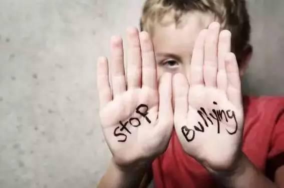 高三女生遭遇校园*力暴**，跳楼身亡！4个步骤教你让孩子远离霸凌