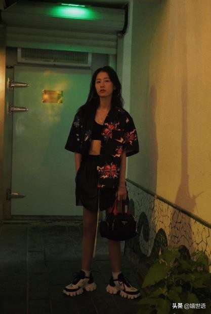 周雨彤穿板鞋图片,周雨彤spell牛仔裤穿搭