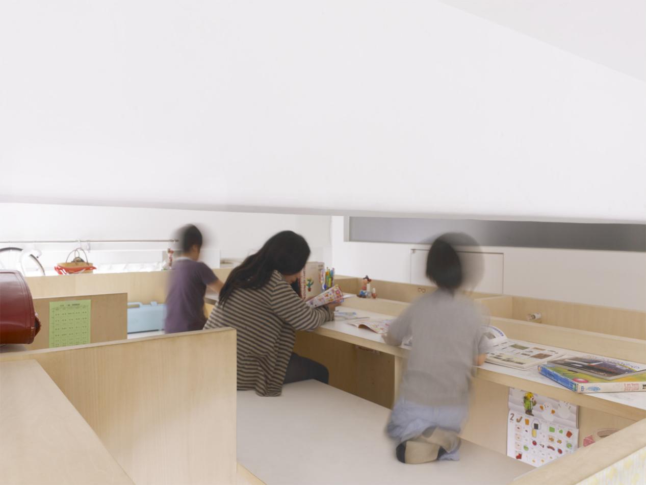 71平房子住6口人,4个孩子每人房间仅2㎡爬着进去,像睡在壁橱里