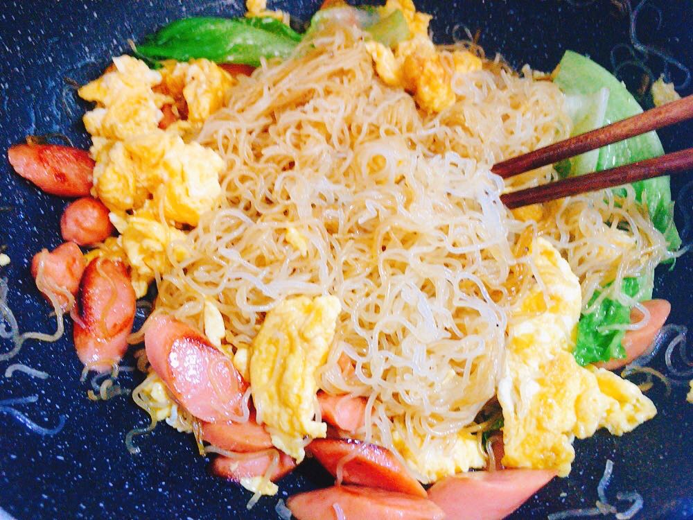 炒大锅米粉怎么炒不会粘在一起,广东米粉泡到什么程度才可以炒