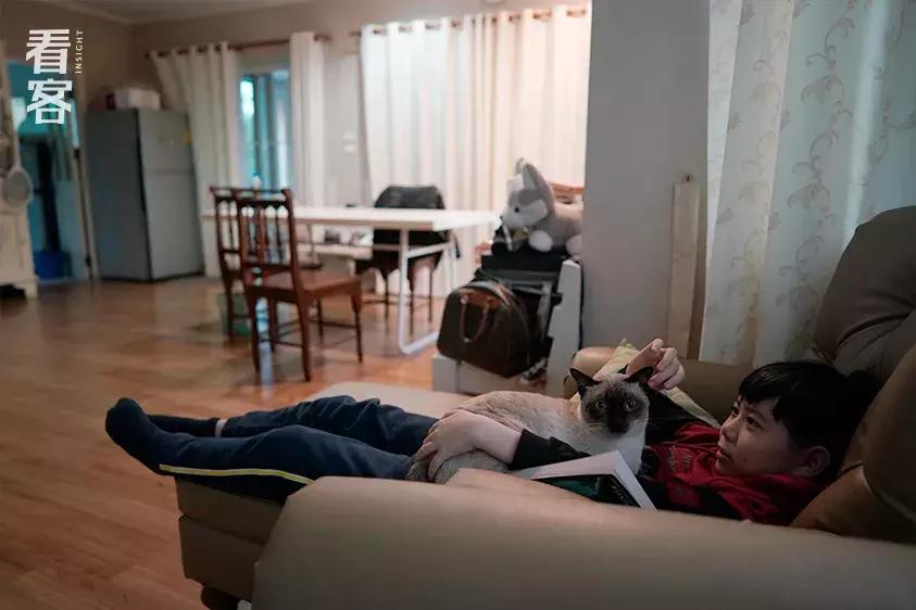 为了娃上学搬到城里,为了孩子全家去泰国读书