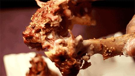 「东市观光夜市」手撕大骨头九块九，吃到开始怀疑人生