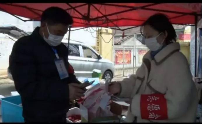 医护人员奔赴抗疫一线,带着家人一起踏上旅途