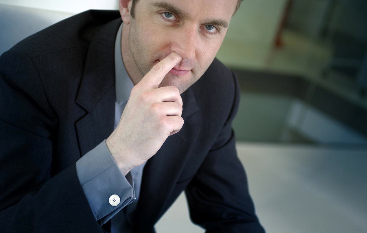 频繁挖鼻孔险丧命,长期挖鼻孔注意事项